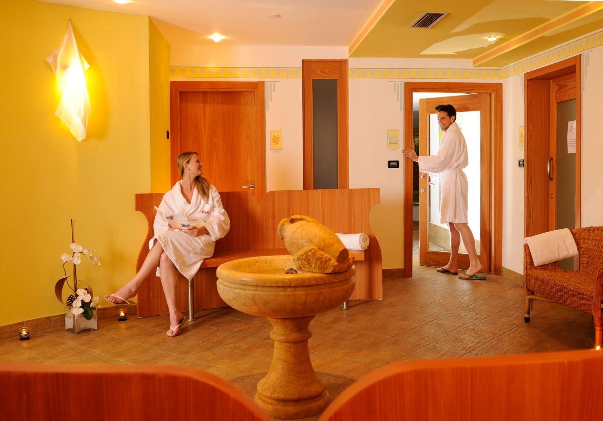 Aparthotel Kristall- Fiemme Holidays 3*